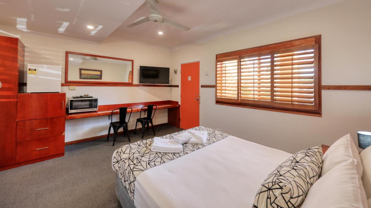 Across Country Motor Inn Дабо Екстериор снимка