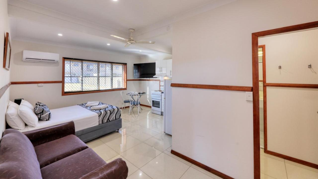Across Country Motor Inn Дабо Екстериор снимка