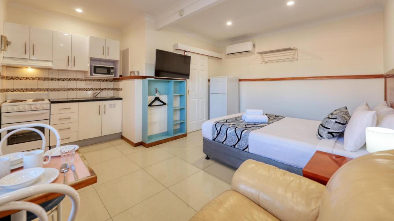 Across Country Motor Inn Дабо Екстериор снимка