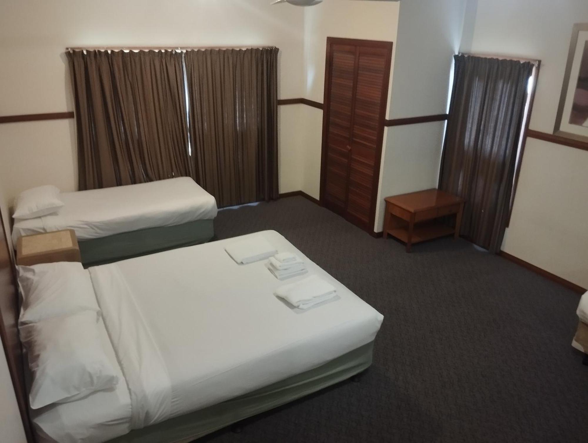 Across Country Motor Inn Дабо Екстериор снимка