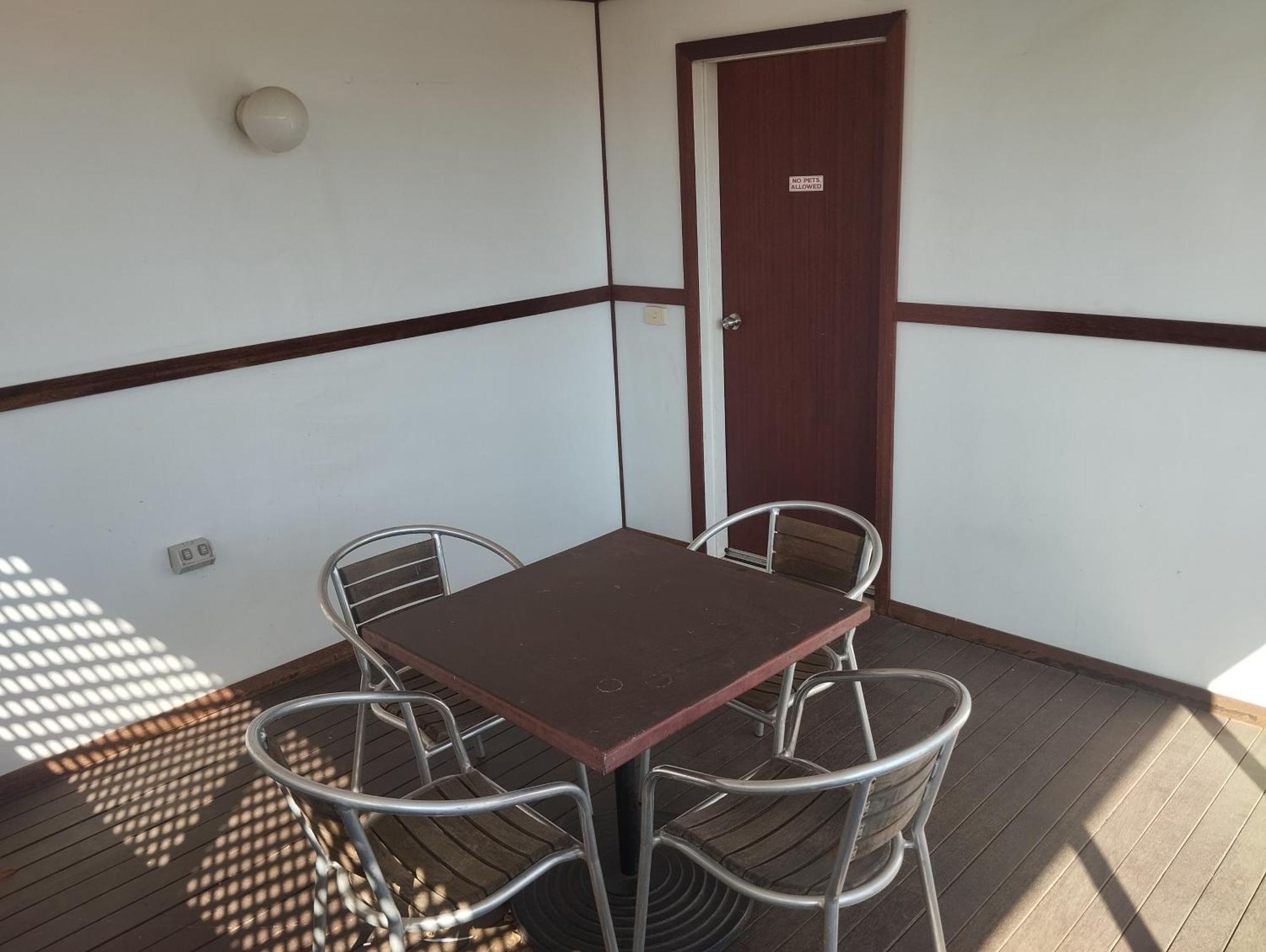 Across Country Motor Inn Дабо Екстериор снимка