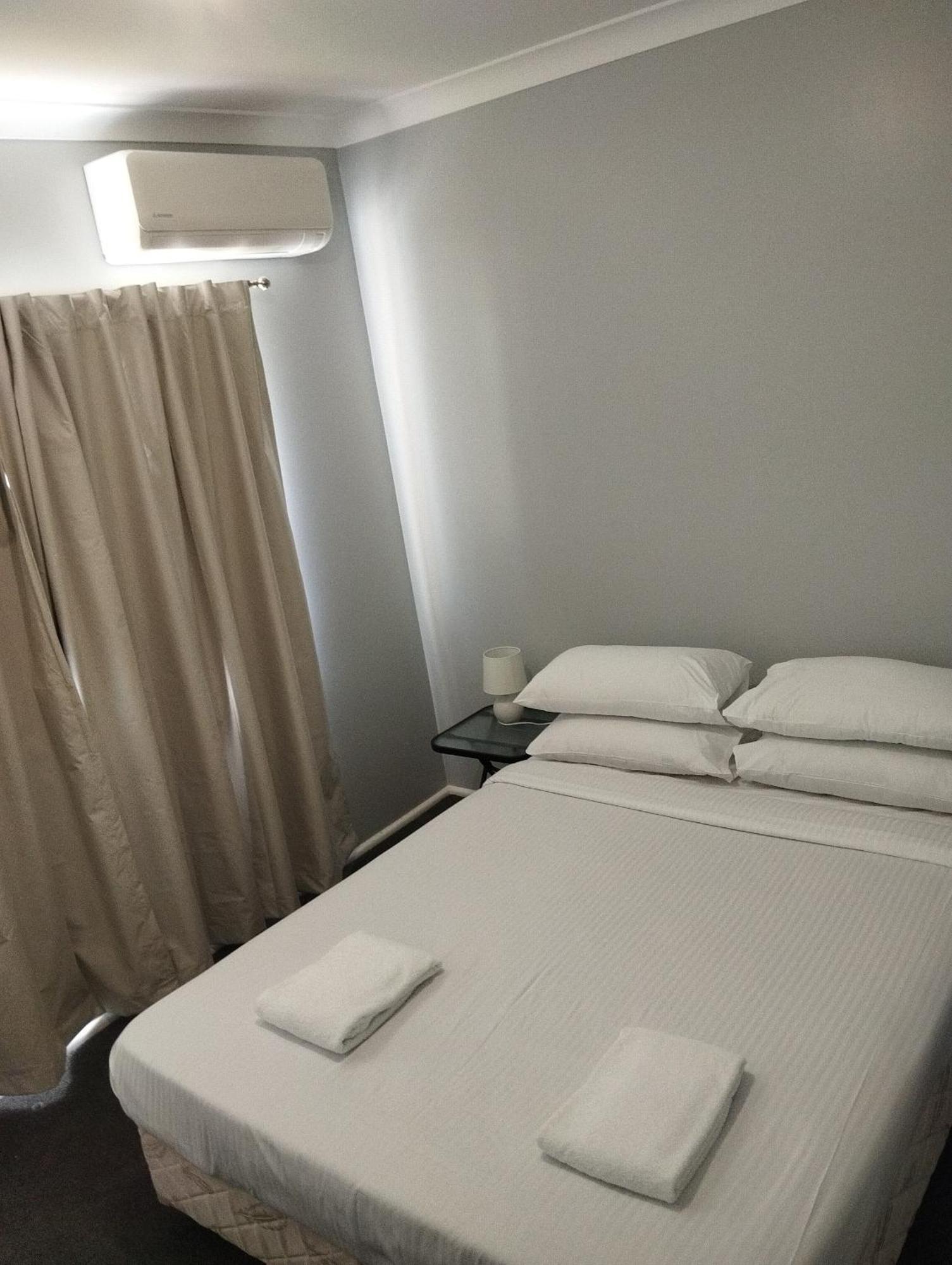 Across Country Motor Inn Дабо Екстериор снимка