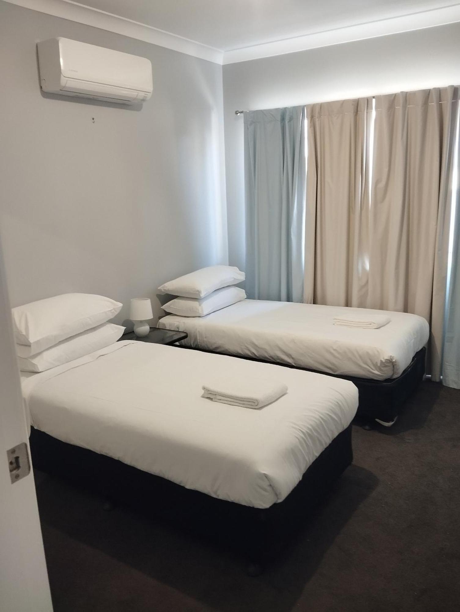 Across Country Motor Inn Дабо Екстериор снимка