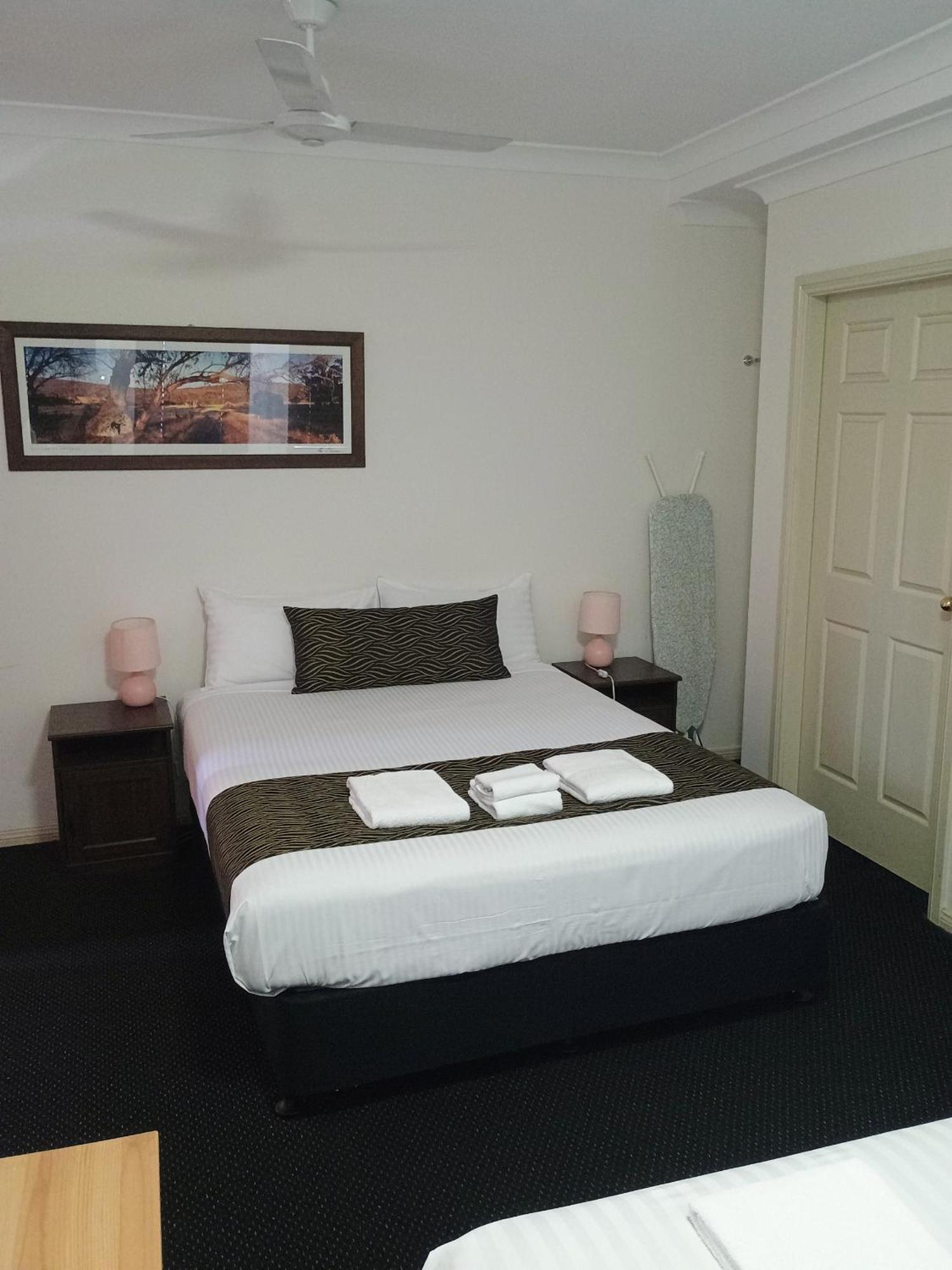 Across Country Motor Inn Дабо Екстериор снимка