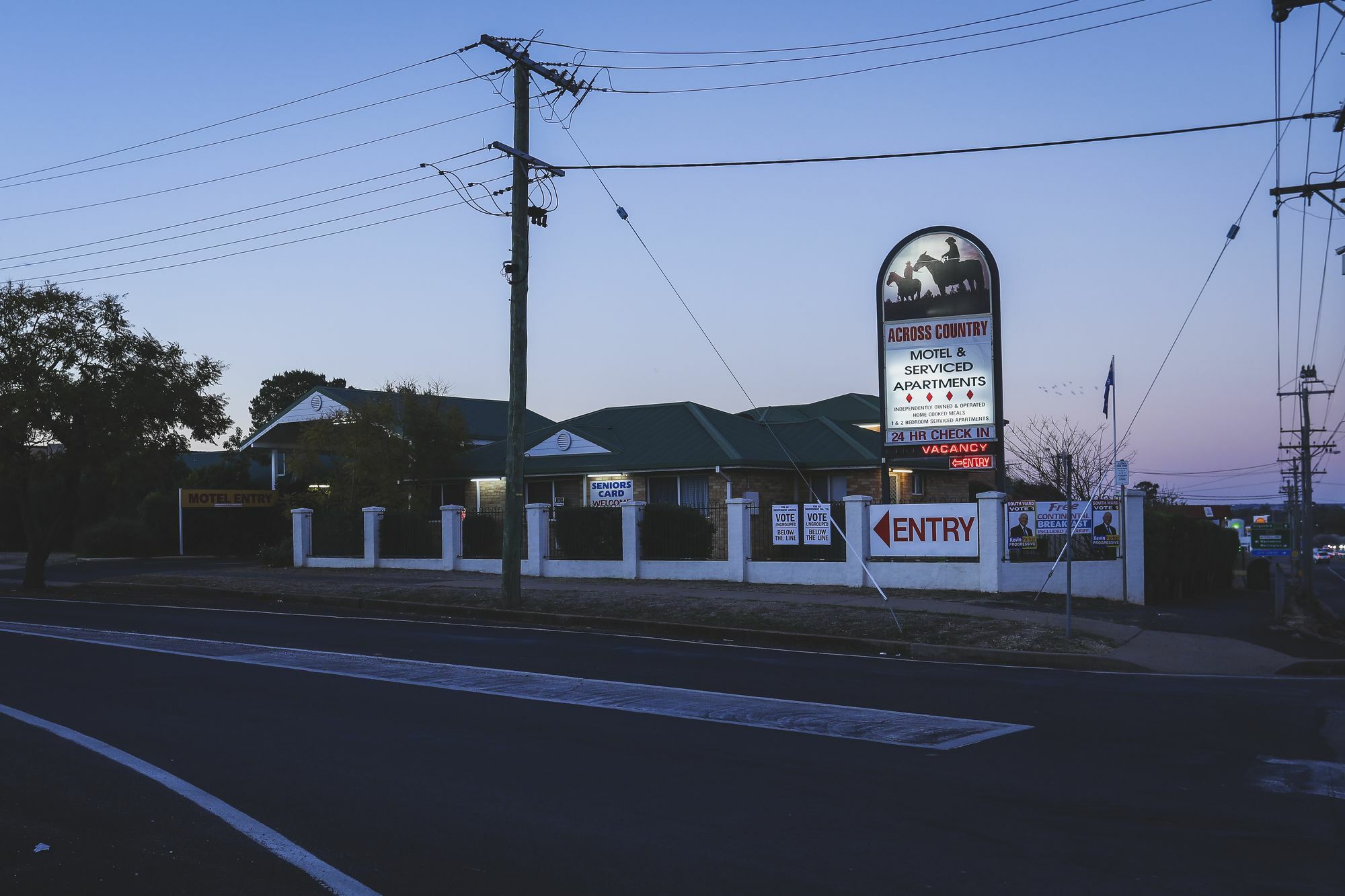 Across Country Motor Inn Дабо Екстериор снимка